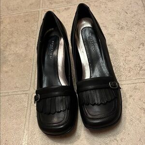Kenneth Cole Reaction Black Heels with Block Heel and Glossy Finish